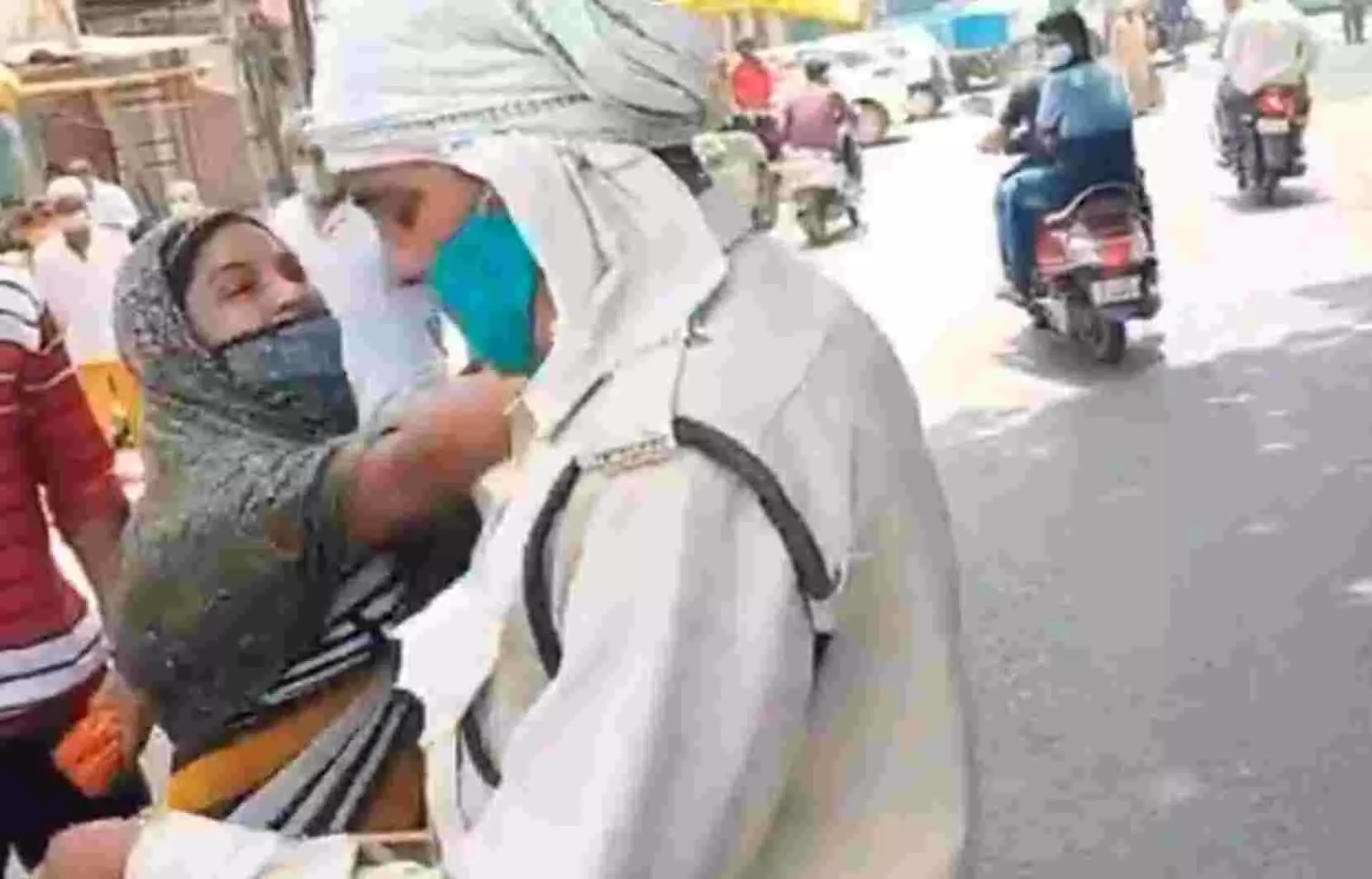 मास्क के लिए टोका तो महिला ने होमगार्ड जवान को जड़ दिया थप्पड़ मास्क के लिए टोका तो महिला ने होमगार्ड जवान को जड़ दिया थप्पड़