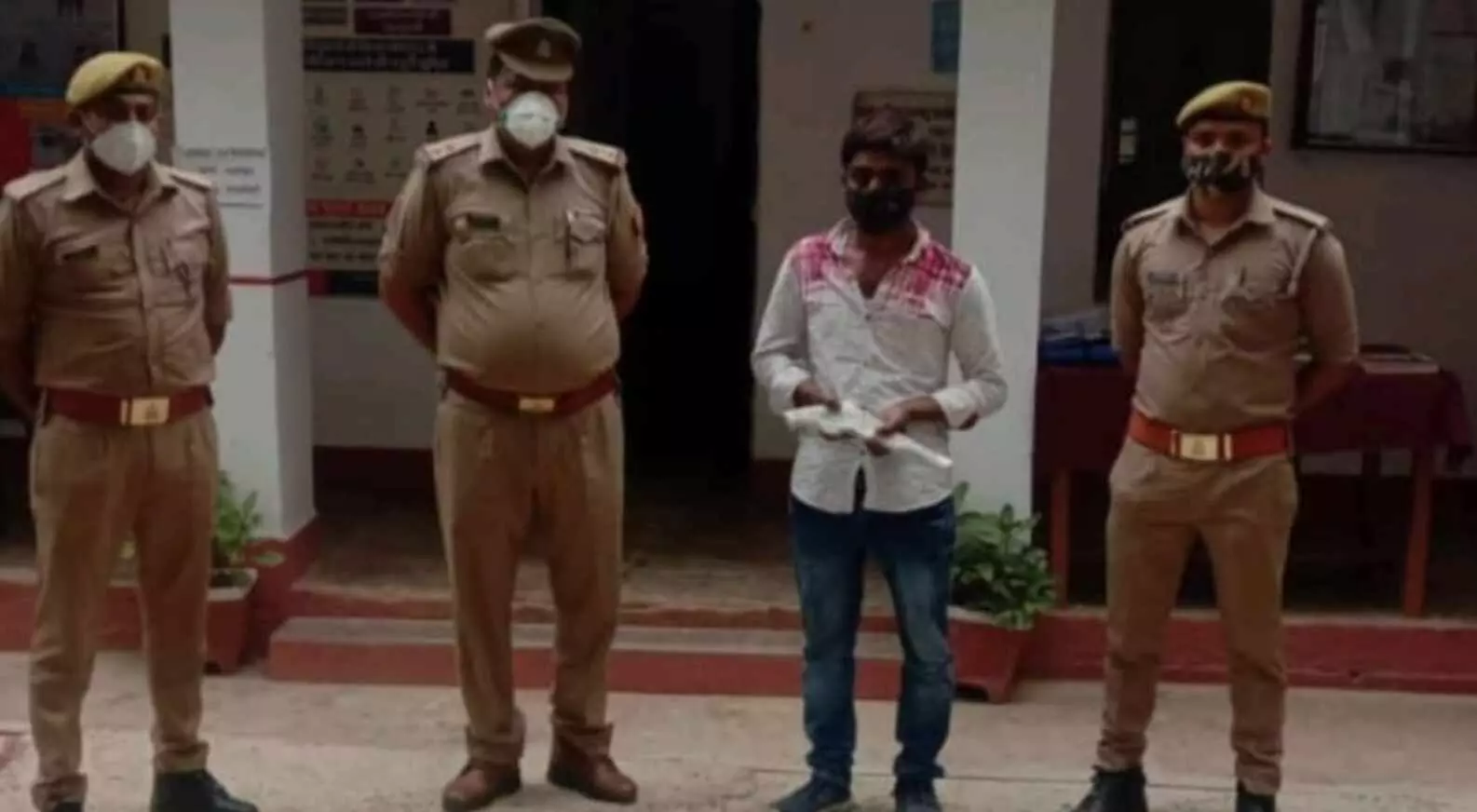 रायबरेली : भदोखर पुलिस ने अवैध शस्त्र व कारतूस के साथ किया गिरफ्तार रायबरेली : भदोखर पुलिस ने अवैध शस्त्र व कारतूस के साथ किया गिरफ्तार