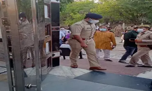 गाजियाबाद में दिनदहाड़े एक करोड़ के लूट से मचा हडकम्प गाजियाबाद में दिनदहाड़े एक करोड़ के लूट से मचा हडकम्प