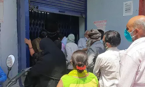 कांग्रेस नेता विक्की शर्मा ने बैंकों में लग रही भीड़ को देख जताई चिंता, प्रशासन से किया सामाजिक दूरी का पालन कराने का अनुरोध