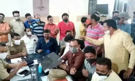 मुजफ्फरनगर में पुलिसकर्मियो ने बीजेपी नेता को पीटा और कपडे फाड दिए, थाने में धरना, जमकर हंगामा मुजफ्फरनगर में पुलिसकर्मियो ने बीजेपी नेता को पीटा और कपडे फाड दिए, थाने में धरना, जमकर हंगामा