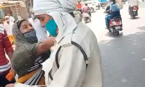 मास्क के लिए टोका तो महिला ने होमगार्ड जवान को जड़ दिया थप्पड़ मास्क के लिए टोका तो महिला ने होमगार्ड जवान को जड़ दिया थप्पड़