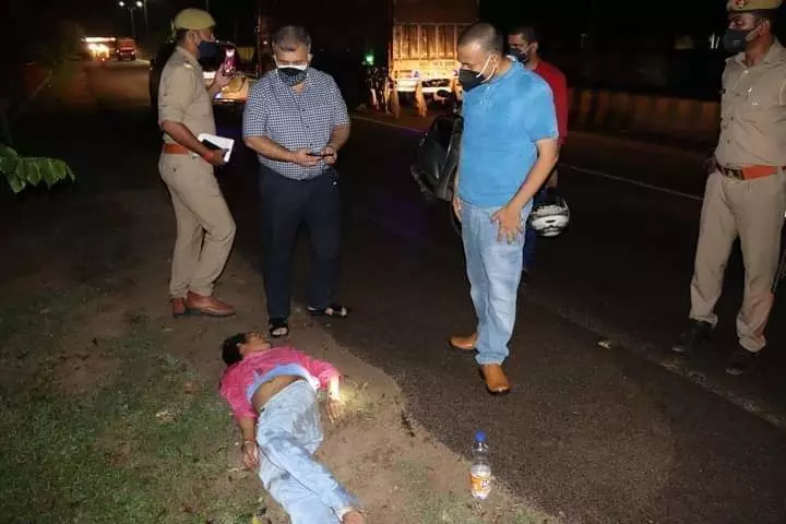 जब रात्रि निरीक्षण पर निकले SSP प्रयागराज ने सड़क किनारे तड़प रहे घायल को तत्काल हॉस्पिटल भेजा