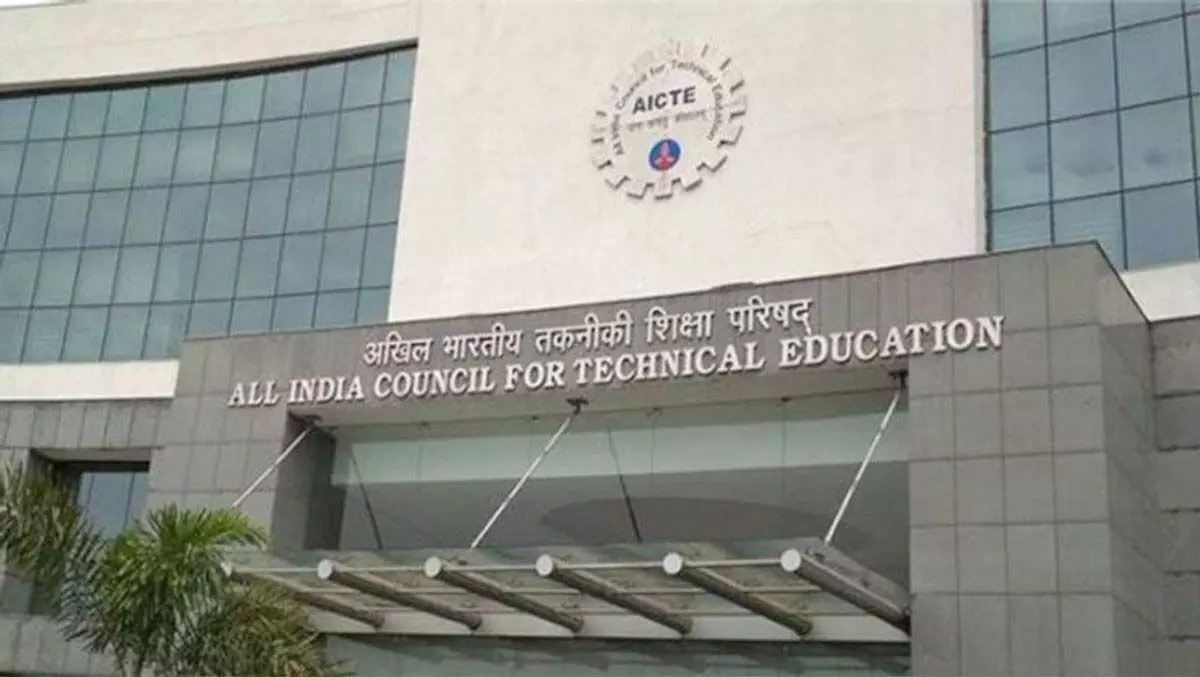 अब इंजीनियरिंग की पढ़ाई हिंदी एवं सात भारतीय भाषाओं में कर सकेंगे अब इंजीनियरिंग की पढ़ाई हिंदी एवं सात भारतीय भाषाओं में कर सकेंगे