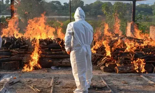 हालत पत्रकारों की भी बहुत बुरी है मगर हिम्मत नहीं कुछ बोले, मौत का आंकड़ा 426 तक तो पता है बाकी ... हालत पत्रकारों की भी बहुत बुरी है मगर हिम्मत नहीं कुछ बोले, मौत का आंकड़ा 426 तक तो पता है बाकी ...