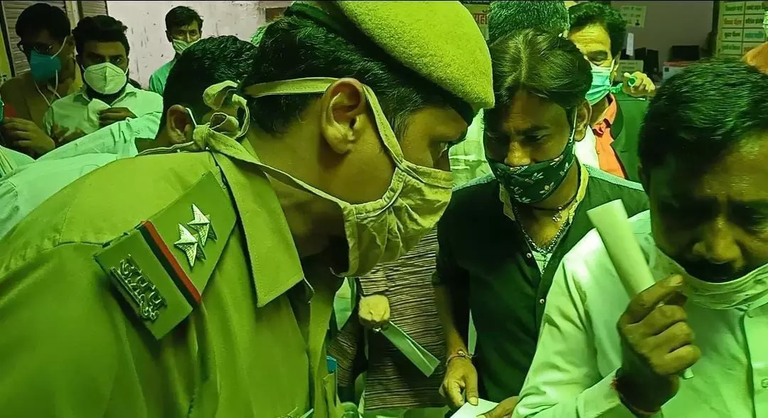 बिना परमिशन सपा कार्यकर्ताओं को प्रेसवार्ता करना पड़ा भारी बिना परमिशन सपा कार्यकर्ताओं को प्रेसवार्ता करना पड़ा भारी