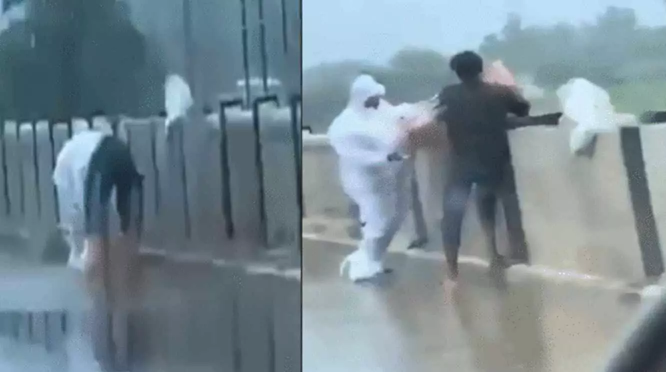 UP : PPE किट पहनकर नदी में फेंका कोरोना मरीज का शव, वीडियो वायरल UP : PPE किट पहनकर नदी में फेंका कोरोना मरीज का शव, वीडियो वायरल