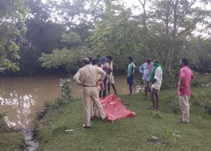 युवक और युवती अर्द्धनग्न शव मिलने से मची सनसनी