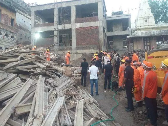 वाराणसी के काशी विश्वनाथधाम में गिरा मकान, दो मजदूरों की मौत कई घायल