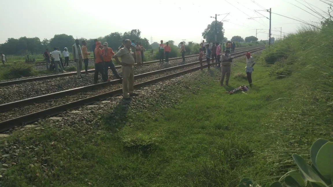 पारिवारिक प्रताड़ना से त्रस्त प्रेमीयुगल ने ट्रेन के सामने कूदकर दुनिया को कहा अलविदा, शव की हालत देखकर उड़े होश