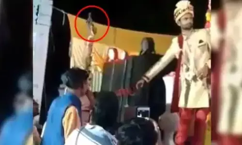 UP : दुल्हन ने पहले की फायरिंग फिर दूल्हे को पहनाई वरमाला, VIDEO हुआ वायरल