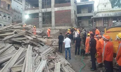वाराणसी के काशी विश्वनाथधाम में गिरा मकान, दो मजदूरों की मौत कई घायल वाराणसी के काशी विश्वनाथधाम में गिरा मकान, दो मजदूरों की मौत कई घायल