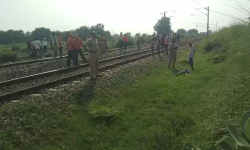 पारिवारिक प्रताड़ना से त्रस्त प्रेमीयुगल ने ट्रेन के सामने कूदकर दुनिया को कहा अलविदा, शव की हालत देखकर उड़े होश पारिवारिक प्रताड़ना से त्रस्त प्रेमीयुगल ने ट्रेन के सामने कूदकर दुनिया को कहा अलविदा, शव की हालत देखकर उड़े होश