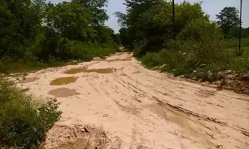 यूपी में दिनदहाड़े लाखों रूपये की लूट, मचा हडकंप यूपी में दिनदहाड़े लाखों रूपये की लूट, मचा हडकंप