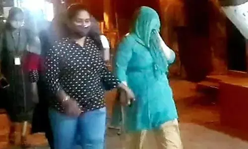 लॉकडाउन में काम नहीं मिला तो एक्ट्रेसेस बनीं सेक्स वर्कर, पुलिस रेड में बड़ा खुलासा! लॉकडाउन में काम नहीं मिला तो एक्ट्रेसेस बनीं सेक्स वर्कर, पुलिस रेड में बड़ा खुलासा!