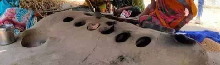 दो जून की रोटी.... सत्तू की तासीर.... भूजे की नफासत.... और चाय की चुस्की दो जून की रोटी.... सत्तू की तासीर.... भूजे की नफासत.... और चाय की चुस्की