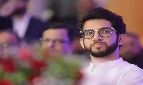 बाल-बाल बचे आदित्य ठाकरे, बीच मीटिंग में हुआ ये बड़ा हादसा!