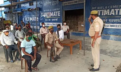 पुलिस गांव में चौपाल लगाकर लोगों को कर रही जागरुक