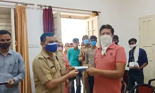 एसपी ने लौटाए मोबाइल तो लोगों के खिल उठे चेहरे एसपी ने लौटाए मोबाइल तो लोगों के खिल उठे चेहरे