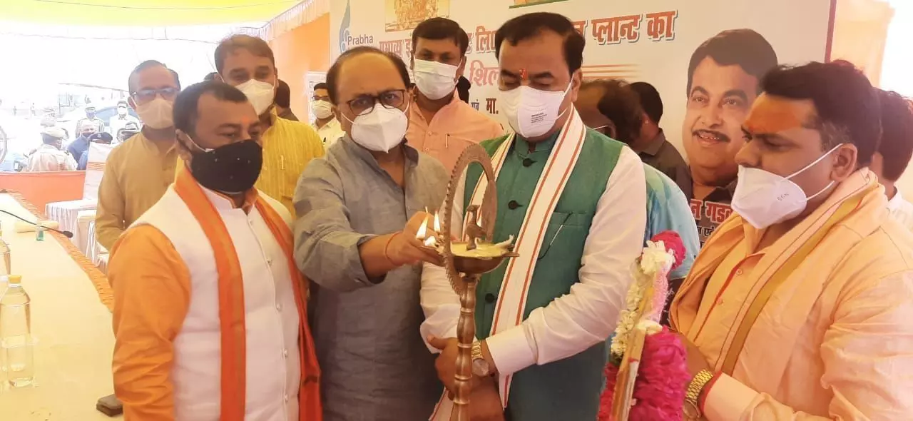 केंद्रीय मंत्री नितिन गडकरी ने प्रयागराज में ऑक्सीजन प्लान्ट का वर्चुअली शिलान्यास किया, 1100 से 1500 सिलेंडर को होगा रोज उत्पादन केंद्रीय मंत्री नितिन गडकरी ने प्रयागराज में ऑक्सीजन प्लान्ट का वर्चुअली शिलान्यास किया, 1100 से 1500 सिलेंडर को होगा रोज उत्पादन