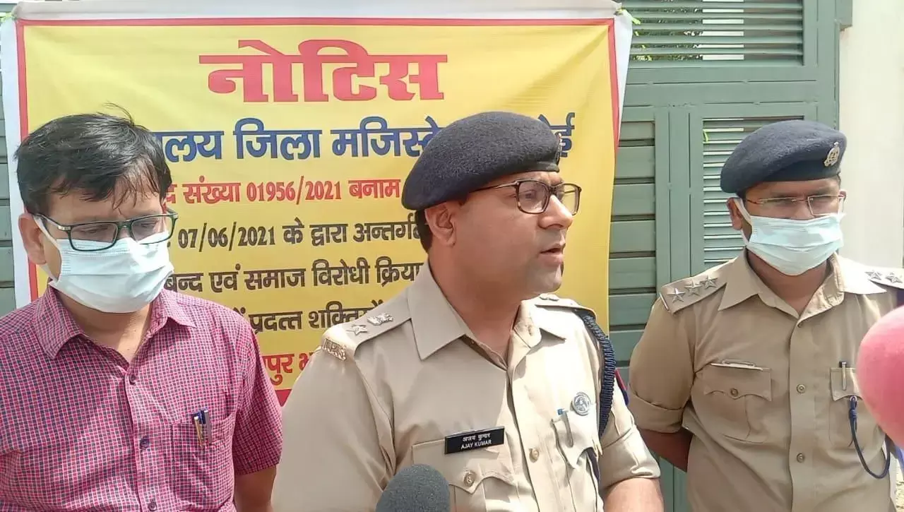 एसपी हरदोई की कार्यवाही से माफ़ियाओं में मचा हड़कम्प, गैंगस्टर के आरोपी सपा नेता की पत्नी और उसकी मां की ढ़ाई करोड़ की संपत्ति कुर्क एसपी हरदोई की कार्यवाही से माफ़ियाओं में मचा हड़कम्प, गैंगस्टर के आरोपी सपा नेता की पत्नी और उसकी मां की ढ़ाई करोड़ की संपत्ति कुर्क