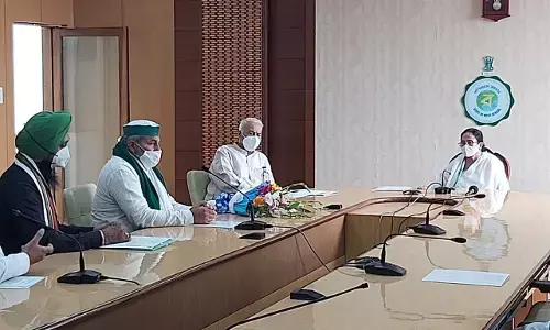 ममता बनर्जी ने किसान नेता राकेश टिकैत के साथ की बैठक, विरोधी दलों को एकजुट होने का किया आह्वान
