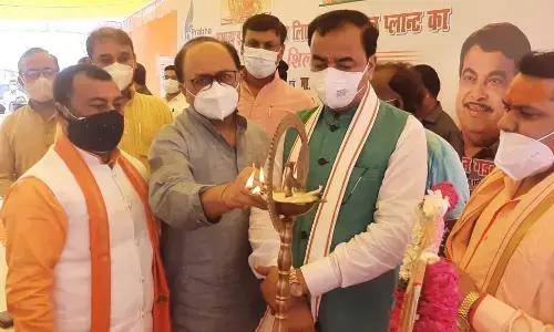 केंद्रीय मंत्री नितिन गडकरी ने प्रयागराज में ऑक्सीजन प्लान्ट का वर्चुअली शिलान्यास किया, 1100 से 1500 सिलेंडर को होगा रोज उत्पादन