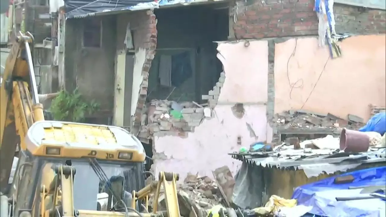 महाराष्ट्र: मुंबई में 4 मंजिला इमारत ढही, मलबे में दबने से 11 लोगों की मौत और 8 घायल; 17 लोगों को बचाया गया महाराष्ट्र: मुंबई में 4 मंजिला इमारत ढही, मलबे में दबने से 11 लोगों की मौत और 8 घायल; 17 लोगों को बचाया गया