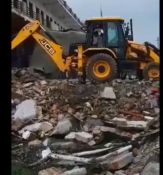 एटा प्रसाशन ने सपा नेता जुगेंद्र यादव के अवैध मार्केट को तोड़ दिया एटा प्रसाशन ने सपा नेता जुगेंद्र यादव के अवैध मार्केट को तोड़ दिया