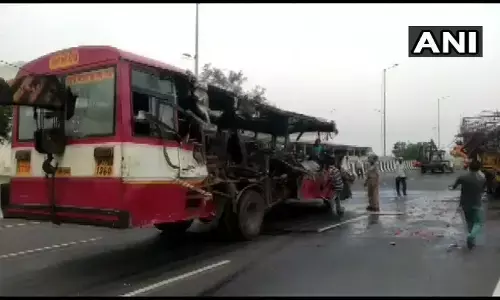 आगरा में हाईवे पर खड़े कैंटर से टकराई रोडवेज बस, चार की मौत आगरा में हाईवे पर खड़े कैंटर से टकराई रोडवेज बस, चार की मौत