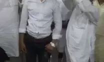 सगाई से पहले दूल्हे के सिर पर हाथ रखकर 5 लाख देने की वीडियो वायरल सगाई से पहले दूल्हे के सिर पर हाथ रखकर 5 लाख देने की वीडियो वायरल