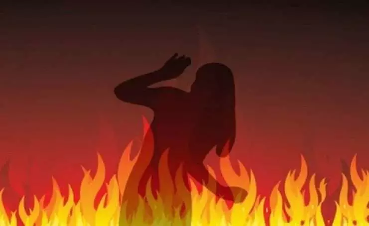 Instagram पर वीडियो पोस्ट किया तो मिट्टी का तेल डालकर लिव-इन पार्टनर को लगा दी आग, अस्पताल में हुई मौत Instagram पर वीडियो पोस्ट किया तो मिट्टी का तेल डालकर लिव-इन पार्टनर को लगा दी आग, अस्पताल में हुई मौत