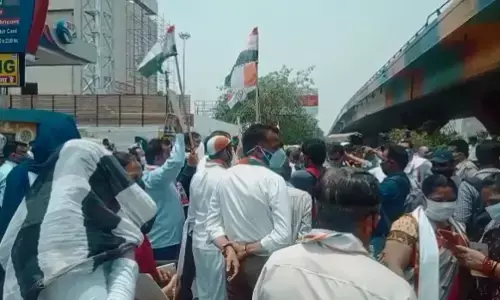 गाजियाबाद में डीजल पैट्रोल के बढती कीमतों को लेकर कांग्रेस का प्रदर्शन गाजियाबाद में डीजल पैट्रोल के बढती कीमतों को लेकर कांग्रेस का प्रदर्शन