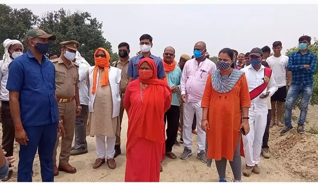 तालाब की खुदाई में ठेकेदार ने किया खेल, बेच डाली लाखों की मिट्टी तालाब की खुदाई में ठेकेदार ने किया खेल, बेच डाली लाखों की मिट्टी