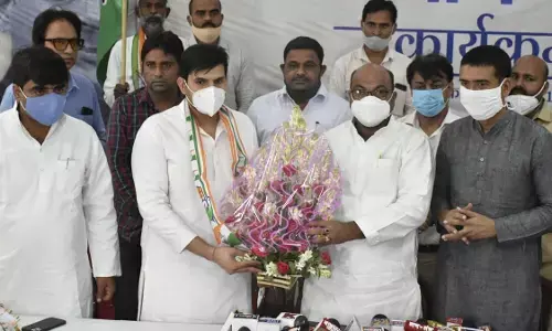 अनिल यादव ने दलबल के साथ कांग्रेस का हाथ थामा