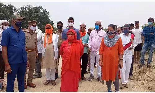 तालाब की खुदाई में ठेकेदार ने किया खेल, बेच डाली लाखों की मिट्टी तालाब की खुदाई में ठेकेदार ने किया खेल, बेच डाली लाखों की मिट्टी