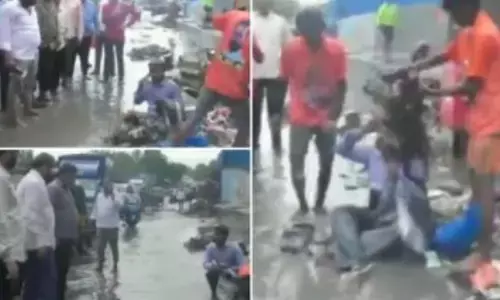 गंदे पानी में बैठाकर डाला कचरा...जलजमाव होने पर शिवसेना MLA ने ठेकेदार को दी यह सजा, देखें वीडियो गंदे पानी में बैठाकर डाला कचरा...जलजमाव होने पर शिवसेना MLA ने ठेकेदार को दी यह सजा, देखें वीडियो