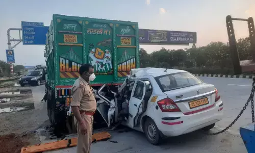 नोएडा: यमुना एक्सप्रेसवे पर दर्दनाक हादसा, पति-पत्नी समेत 3 की मौत, 2 की हालत नाजुक नोएडा: यमुना एक्सप्रेसवे पर दर्दनाक हादसा, पति-पत्नी समेत 3 की मौत, 2 की हालत नाजुक