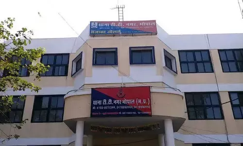 बैरिकेड्स हटाने उतरे ASP से 3 सिपाहियों की हुई तकरार, बात बढ़ी तो मामला मारपीट तक पहुंचा बैरिकेड्स हटाने उतरे ASP से 3 सिपाहियों की हुई तकरार, बात बढ़ी तो मामला मारपीट तक पहुंचा
