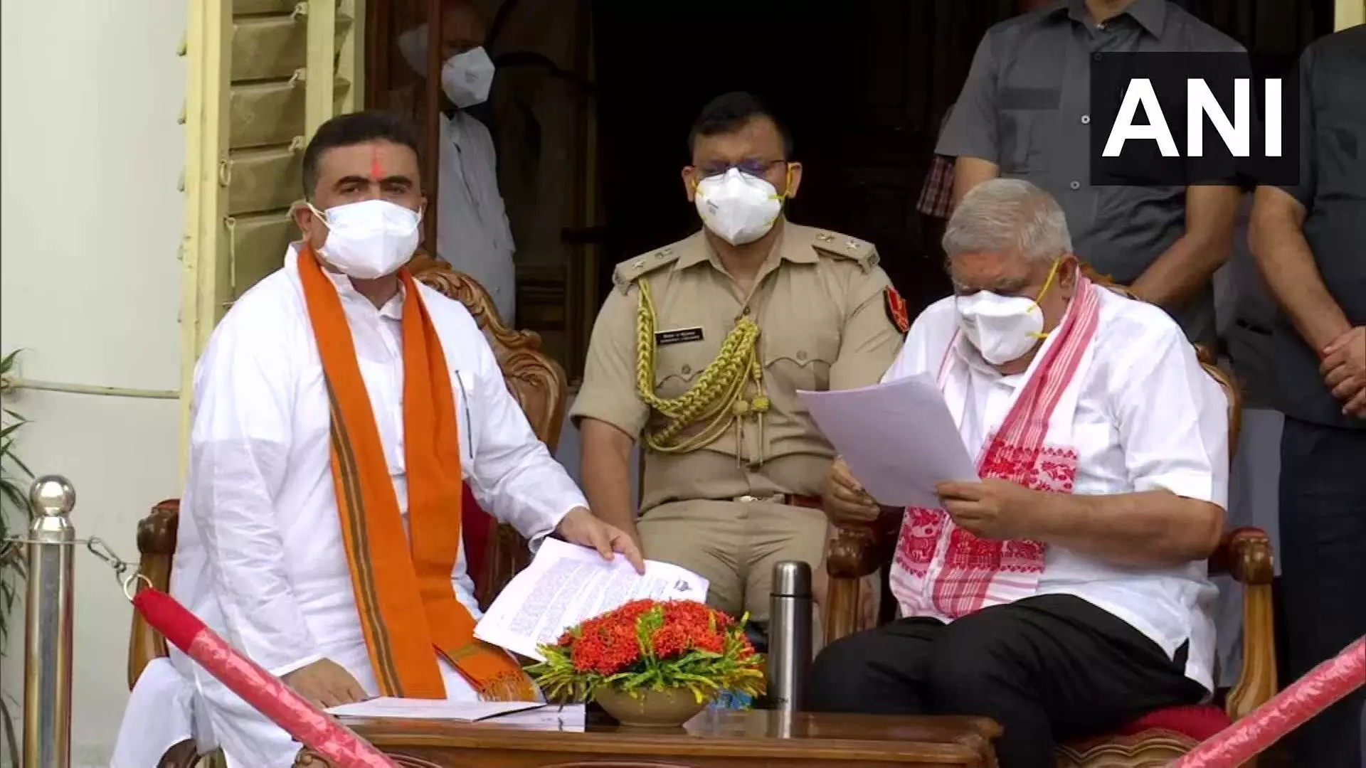 बंगाल: राज्यपाल से राजनीतिक हिंसा की शिकायत करने पहुंचे शुभेंदु अधिकारी, गायब रहे 24 भाजपा विधायक! बंगाल: राज्यपाल से राजनीतिक हिंसा की शिकायत करने पहुंचे शुभेंदु अधिकारी, गायब रहे 24 भाजपा विधायक!
