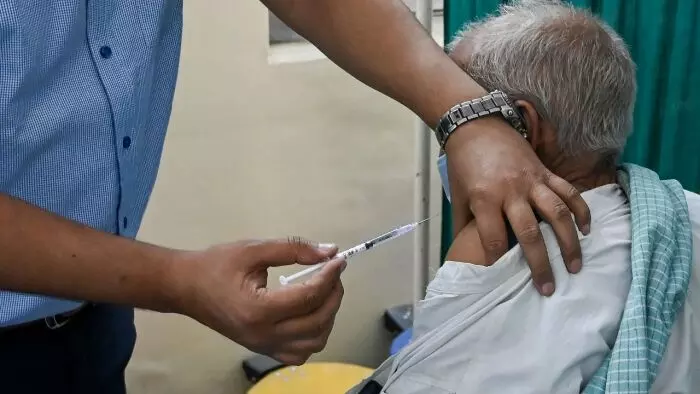 क्या कोई बताएगा कि वैक्सीन इतनी कारगर है तो फिर पूरी दुनिया मे संक्रमण घटने के बजाए बढ़ क्यो रहा है ? क्या कोई बताएगा कि वैक्सीन इतनी कारगर है तो फिर पूरी दुनिया मे संक्रमण घटने के बजाए बढ़ क्यो रहा है ?