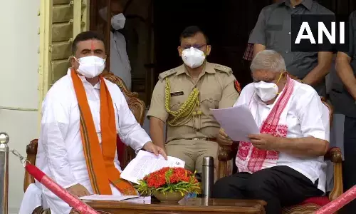 बंगाल: राज्यपाल से राजनीतिक हिंसा की शिकायत करने पहुंचे शुभेंदु अधिकारी, गायब रहे 24 भाजपा विधायक! बंगाल: राज्यपाल से राजनीतिक हिंसा की शिकायत करने पहुंचे शुभेंदु अधिकारी, गायब रहे 24 भाजपा विधायक!