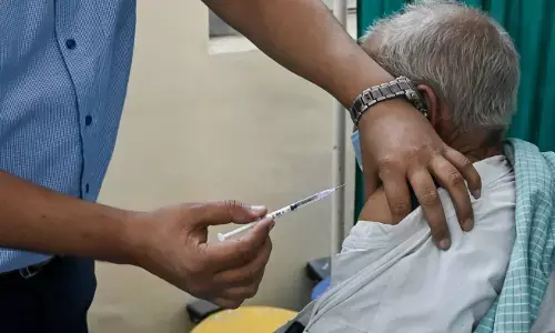 क्या कोई बताएगा कि वैक्सीन इतनी कारगर है तो फिर पूरी दुनिया मे संक्रमण घटने के बजाए बढ़ क्यो रहा है ? क्या कोई बताएगा कि वैक्सीन इतनी कारगर है तो फिर पूरी दुनिया मे संक्रमण घटने के बजाए बढ़ क्यो रहा है ?