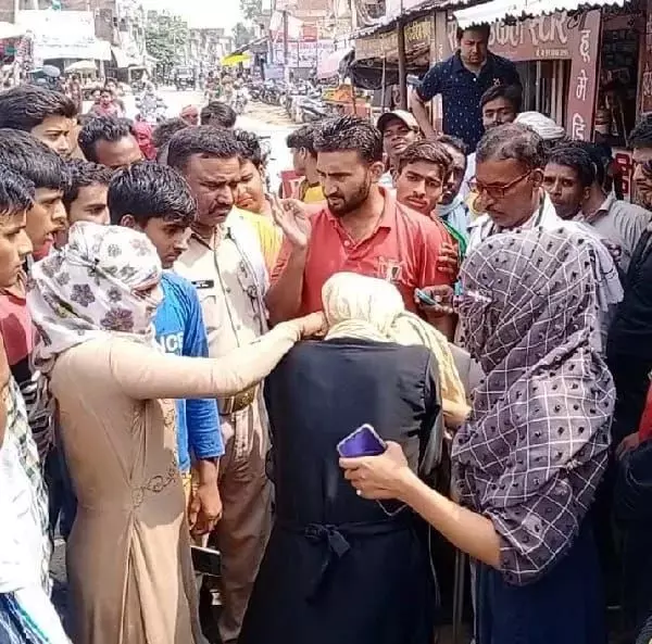 मोबाइल छीन कर भाग रही महिला को दौड़ाकर पकड़ा मोबाइल छीन कर भाग रही महिला को दौड़ाकर पकड़ा