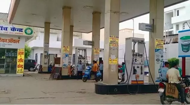 हापुड़ के पेट्रोल पंप पर तेल चोरी का हुआ भंडाफोड़,100रु के तेल में घपला