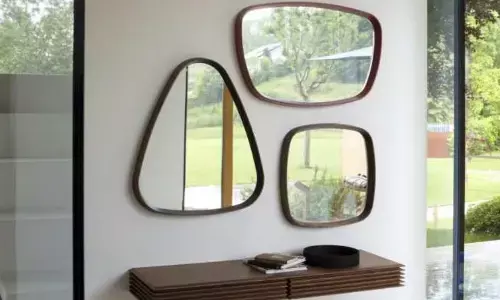 अंधों के शहर में आइना बेचना बड़ा ही मूर्खतापूर्ण कारोबार है और इस लिहाज से सच बोलने वालों को दुनिया मूर्ख ही मानती आई है! अंधों के शहर में आइना बेचना बड़ा ही मूर्खतापूर्ण कारोबार है और इस लिहाज से सच बोलने वालों को दुनिया मूर्ख ही मानती आई है!