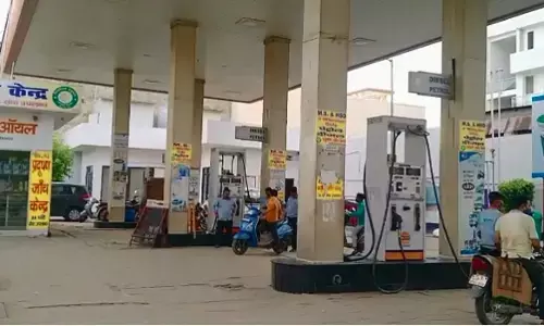 हापुड़ के पेट्रोल पंप पर तेल चोरी का हुआ भंडाफोड़,100रु के तेल में घपला