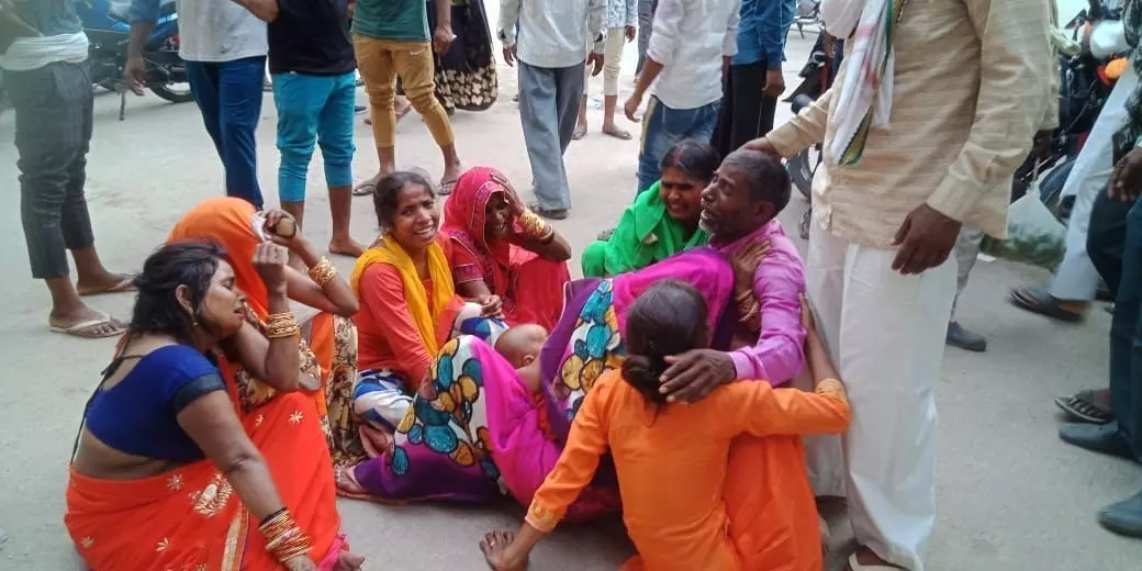 अनियंत्रित ट्रक की चपेट में आकर दो की मौत, एक घायल अनियंत्रित ट्रक की चपेट में आकर दो की मौत, एक घायल