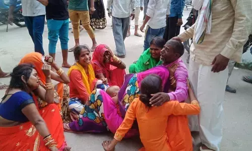 अनियंत्रित ट्रक की चपेट में आकर दो की मौत, एक घायल