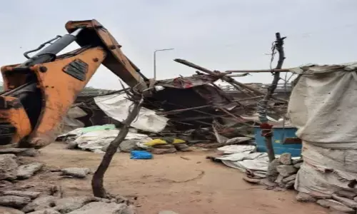 जिलाधिकारी के फर्जी हस्ताक्षर के बाद एक महिला का मकान ध्वस्त जिलाधिकारी के फर्जी हस्ताक्षर के बाद एक महिला का मकान ध्वस्त